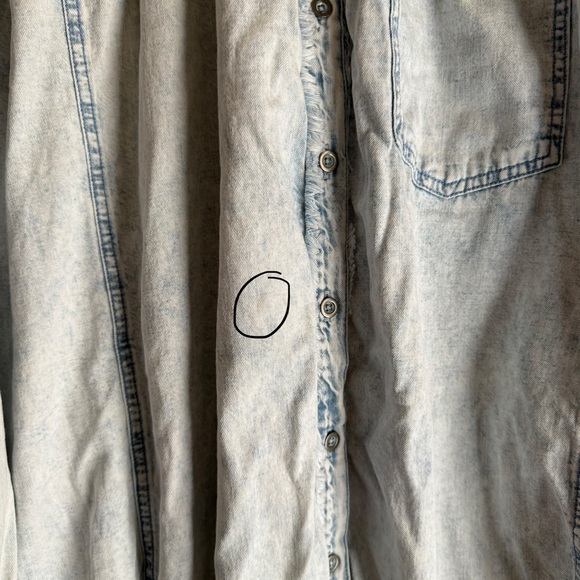 We The Free Tuck Denim Shirt Women’s Size Medium Oversized Fit Faded Blue - Picture 4 of 15